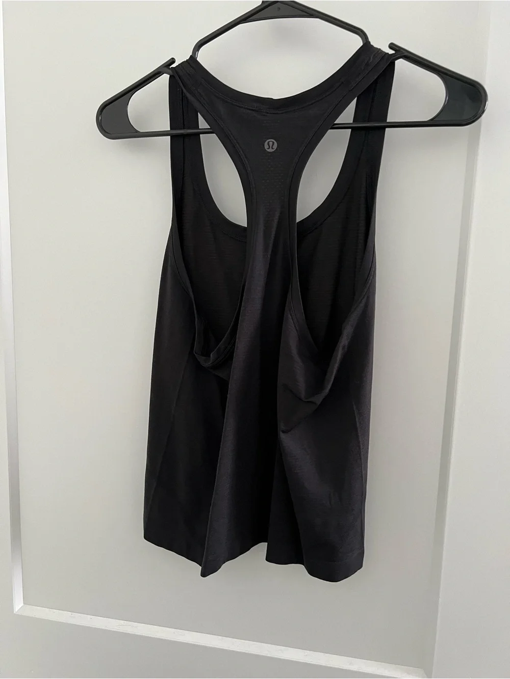 EUC lululemon swiftly tech waist length tank size 8 black